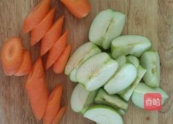 胡萝卜苹果汁的做法图解2