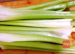 海鲜丸子炒芹菜的做法图解1