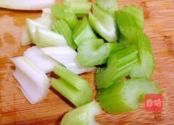 海鲜丸子炒芹菜的做法图解2