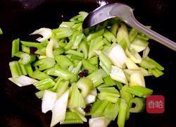 海鲜丸子炒芹菜的做法图解7