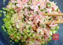 猪肉芹菜饺子的做法图解2