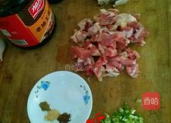 香菇炒鸡的做法图解1