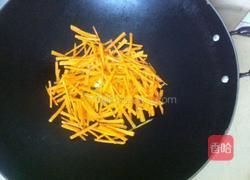红萝卜炒绿豆芽的做法图解4