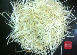 红萝卜炒绿豆芽的做法图解5