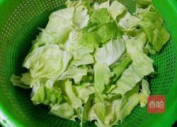 手撕卷心菜炒五花肉的做法图解2