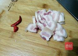 手撕卷心菜炒五花肉的做法图解3