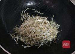 绿豆芽炒炸豆腐的做法图解3