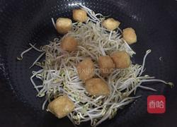 绿豆芽炒炸豆腐的做法图解4