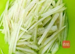 双椒拌西瓜皮的做法图解2