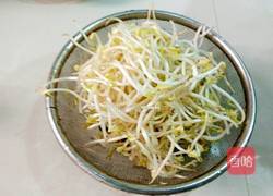 绿豆芽炒茄条的做法图解1