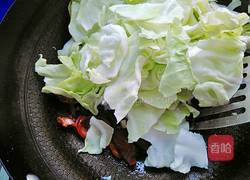 卷心菜炒腊肠的做法图解8