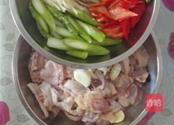 嫩姜炒鸡的做法图解1