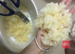 银耳百合莲子糖水的做法图解4