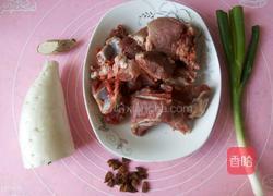 白萝卜炖尾骨的做法图解1