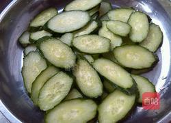 黄瓜拌素鸡的做法图解1