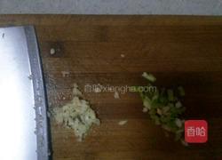 蒜香菠菜梗的做法图解2
