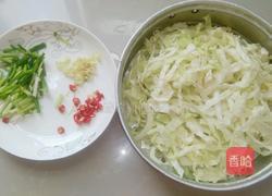 炝炒卷心菜的做法图解1