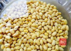 酥烂黄豆炖猪蹄的做法图解1