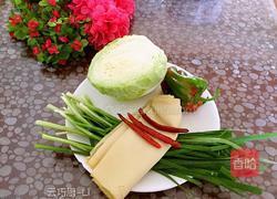 卷心菜辣炒豆腐皮的做法图解1