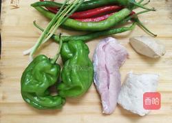 青椒面筋炒肉片的做法图解1