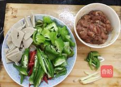 青椒面筋炒肉片的做法图解2