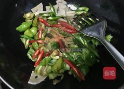 青椒面筋炒肉片的做法图解4