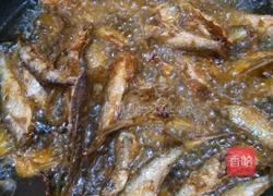 油炸麻辣小鱼的做法图解6