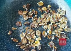 秋葵炒山核桃仁的做法图解3