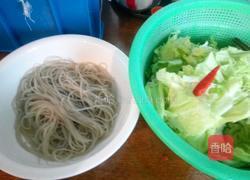 卷心菜粉丝汤的做法图解2