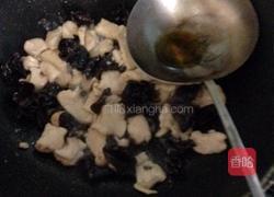 彩椒木耳炒鸡肉的做法图解5