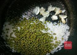 绿豆百合粥的做法图解1