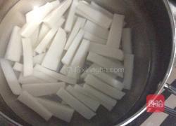 卷心菜炒年糕的做法图解2