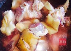 莲藕炖猪蹄汤的做法图解1