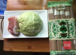卷心菜炒荞麦面的做法图解1