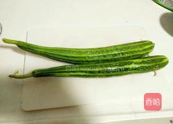 鸡汁蒜香炒丝瓜的做法图解1