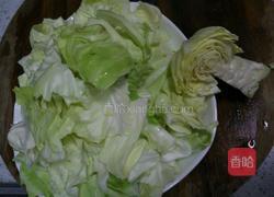 炝炒卷心菜的做法图解1