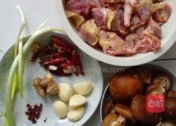 香菇烧鸡的做法图解1