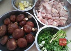 香菇焖鸡的做法图解1