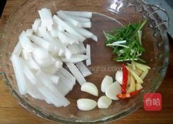 鲫鱼烧萝卜的做法图解2