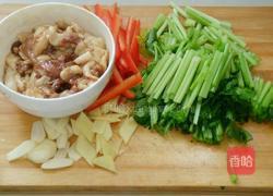 彩椒芹菜炒肉的做法图解1