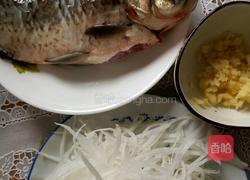萝卜丝鲫鱼汤的做法图解1