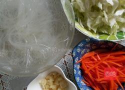 卷心菜炒粉丝的做法图解1
