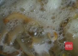 泡菜炒猪皮的做法图解2