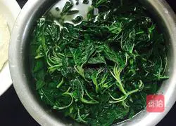 Illustration of making wild vegetable box 3