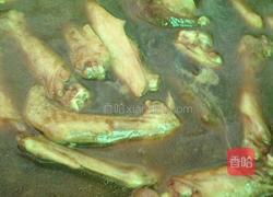 蒜苔炒卤猪耳的做法图解1