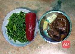 蒜苔炒卤猪耳的做法图解2