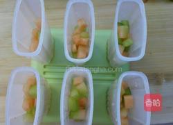 哈蜜瓜纯牛奶冰棍的做法图解3