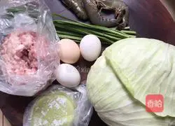 Illustration of how to make cabbage dumplings with egg wraps 1