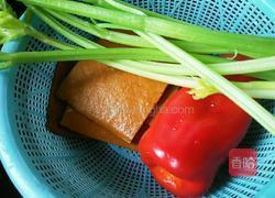 彩椒芹菜香干的做法图解1