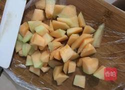 哈密瓜沙拉的做法图解3